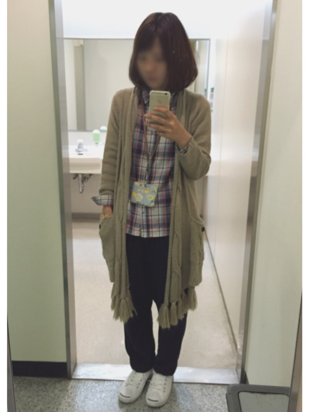 その他のその他パンツ、ホワイト系のスニーカー、ブルー系のトートバッグを着用したレディースの春コーディネートの1枚目の写真