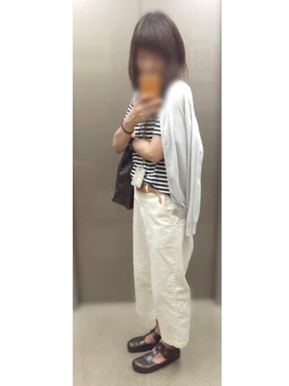 「ネイビー×ホワイト、ホワイトパンツ、ボーダー、肩掛けカーデ、シンプル、カジュアル、マリンコーデ」｜「niko and...の【niko and...】LEE5月号掲載◇Cキョウネン12Gクルーカーディガン（カーディガン/ボレロ、グレー系）」を使った、remioさん（レディース・163cm）の夏コーディネートの1枚目の写真