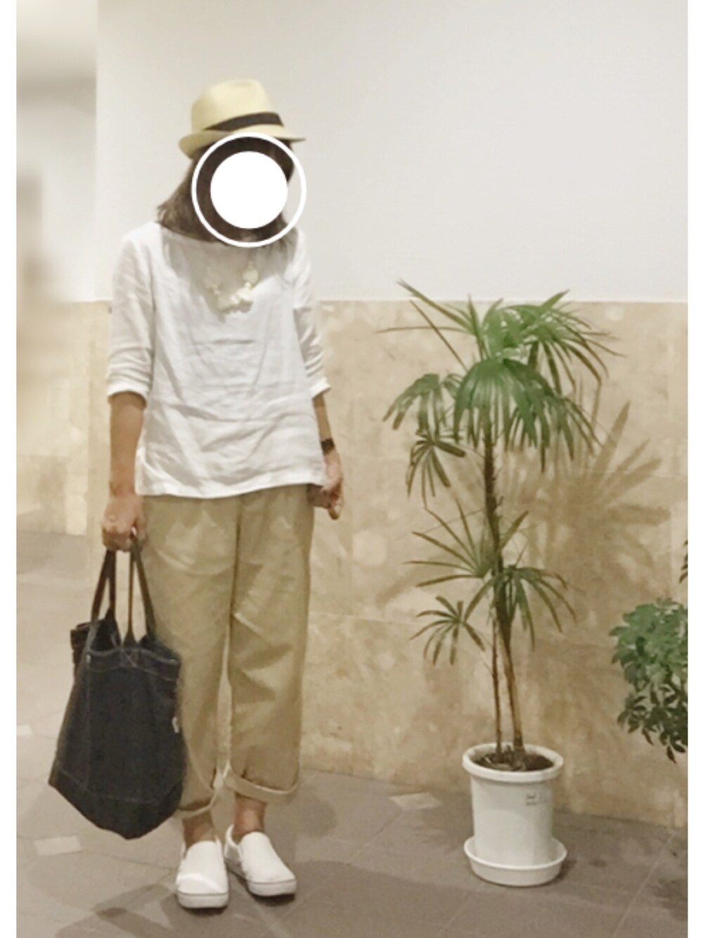 「休日スタイル、リネン、チノパン、ワイドパンツ、ナチュラル、シンプル、リラックススタイル、ポルノグラフィティ」｜「3coinsのアイテム（ネックレス、ホワイト系）」を使った、remioさん（レディース・163cm）の夏コーディネートの1枚目の写真