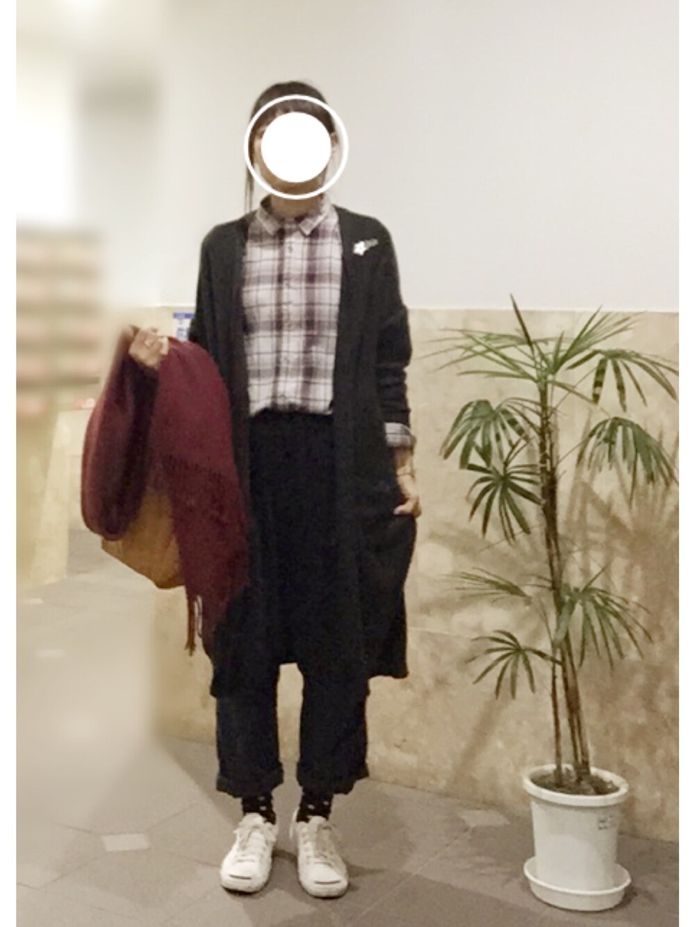 ホワイト系のスニーカー、その他のその他パンツ、ブラック系のジャケット/アウターを着用したレディースの秋コーディネートの1枚目の写真