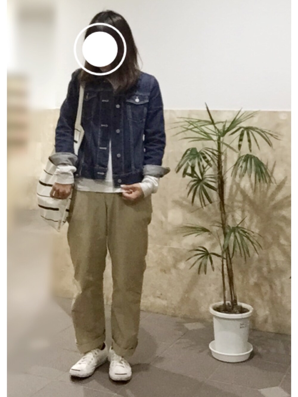 ホワイト系のスニーカー、ベージュ系のその他パンツ、ホワイト系のトートバッグを着用したレディースの秋コーディネートの1枚目の写真