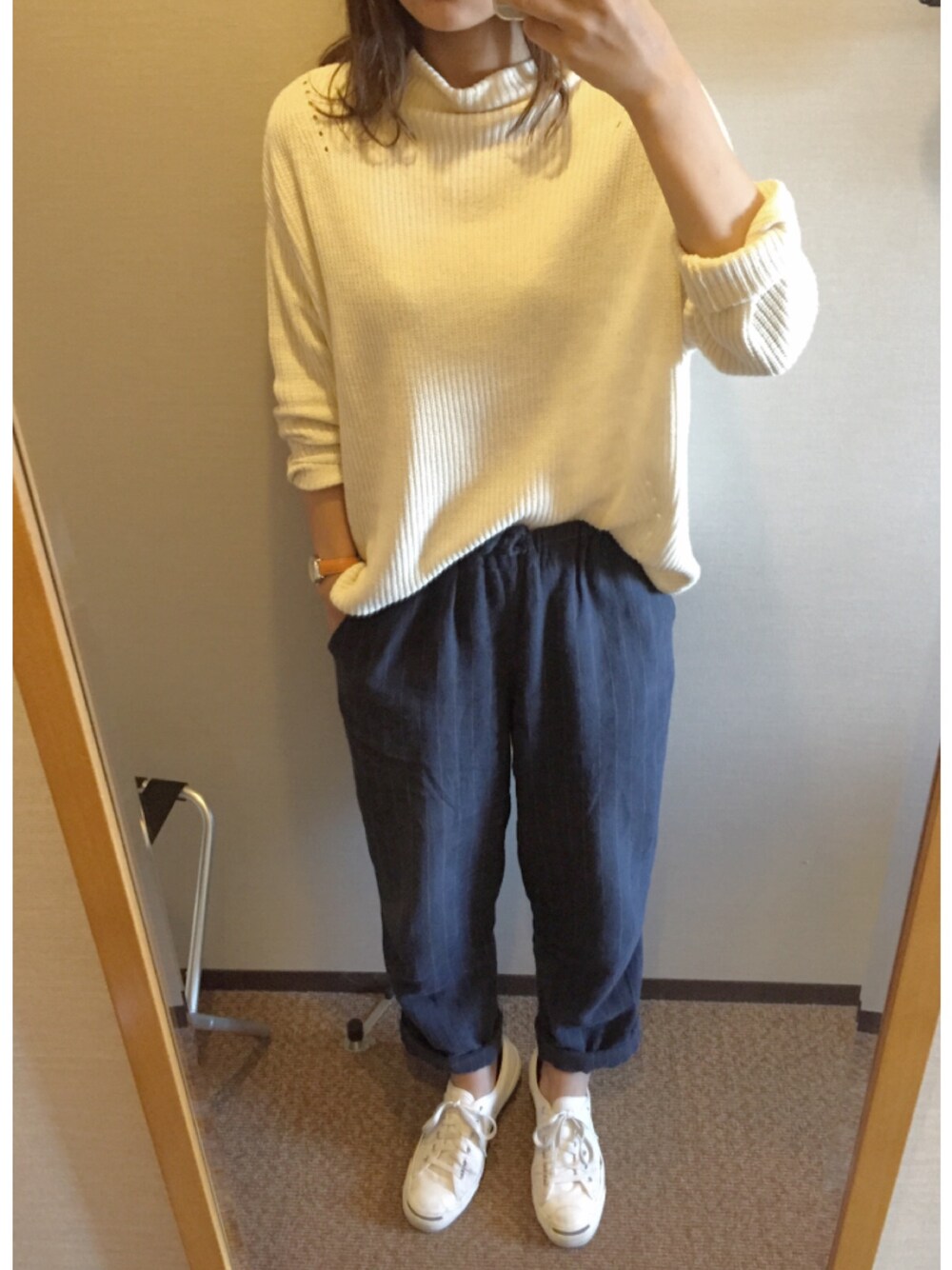 ホワイト系のスニーカー、その他のその他パンツ、ホワイト系のトップスを着用したレディースの冬コーディネートの1枚目の写真