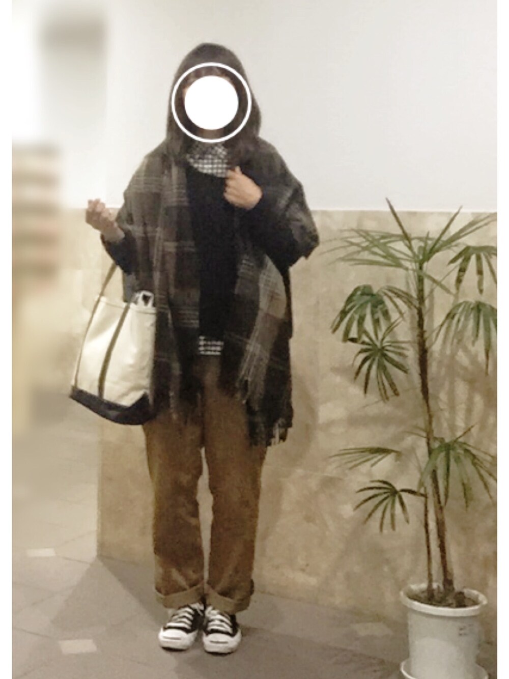 ブラック系のスニーカー、ブラック系のシャツ/ブラウス、ブラック系のニット/セーターを着用したレディースの冬コーディネートの1枚目の写真