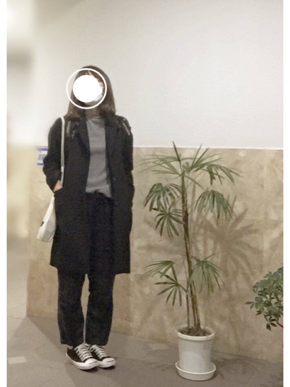 「ポルノグラフィティ、ブラックウォッチ、チェックパンツ、ワイドパンツ、ボトルネック、チェスターコート、着回しコーデ」｜「CONVERSEのCONVERSE / JACK PURCEL（スニーカー、ブラック系）」を使った、remioさん（レディース・163cm）の冬コーディネートの1枚目の写真