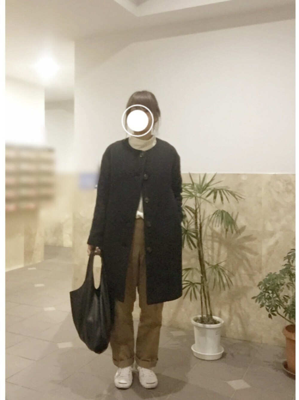 ホワイト系のスニーカー、イエロー系のその他パンツ、ブルー系のジャケット/アウターを着用したレディースの冬コーディネートの1枚目の写真