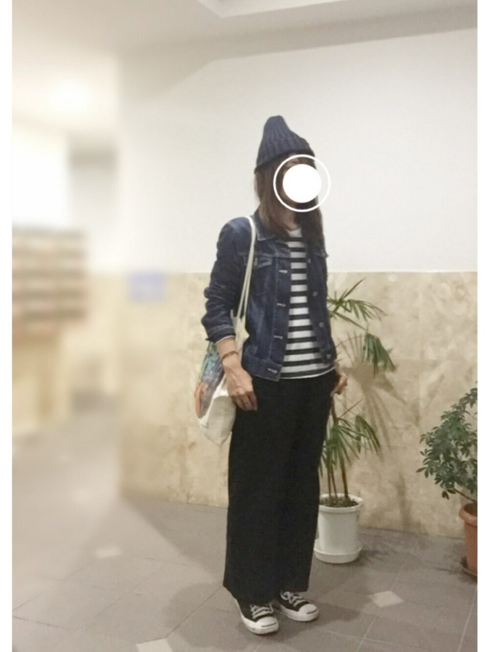 ブラック系のスニーカー、ブラック系のパンツ、その他のTシャツ/カットソーを着用したレディースの春コーディネートの1枚目の写真