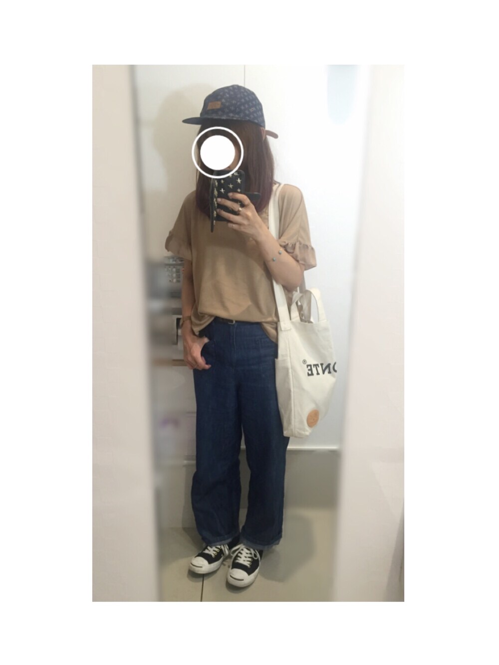 ベージュ系のTシャツ/カットソー、ホワイト系のトートバッグ、ブルー系のデニムパンツを着用したレディースの秋コーディネートの1枚目の写真