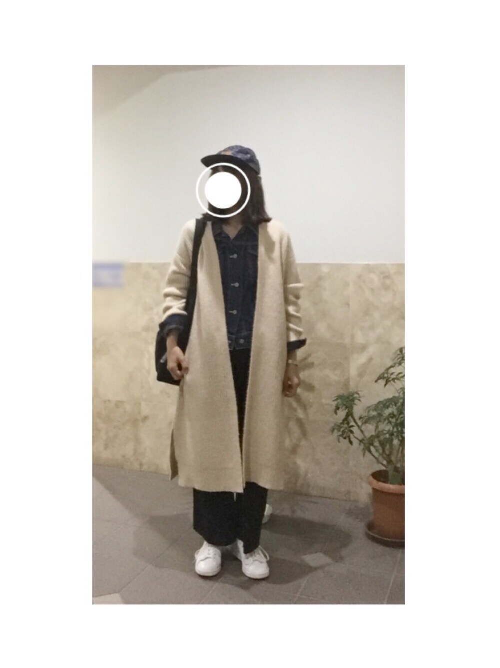 「コーディガン、デニムジャケット、Gジャン、ワイドパンツ、白いスニーカー、レイヤードスタイル、キャップ」｜「B:MING by BEAMSのGLOBE / 5PANEL CAP（キャップ、ブルー系）」を使った、remioさん（レディース・163cm）の冬コーディネートの1枚目の写真
