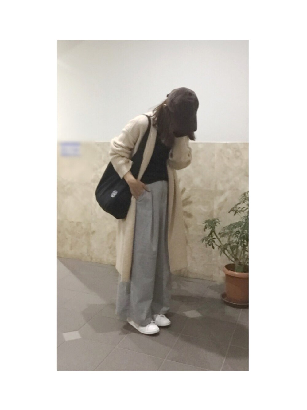 「ワイドパンツ、グレー、白いスニーカー、キャップ、コーデュロイ、コーディガン、GU、コーデュロイキャップ」｜「GUのアイテム（キャップ、ブラウン系）」を使った、remioさん（レディース・163cm）の冬コーディネートの1枚目の写真