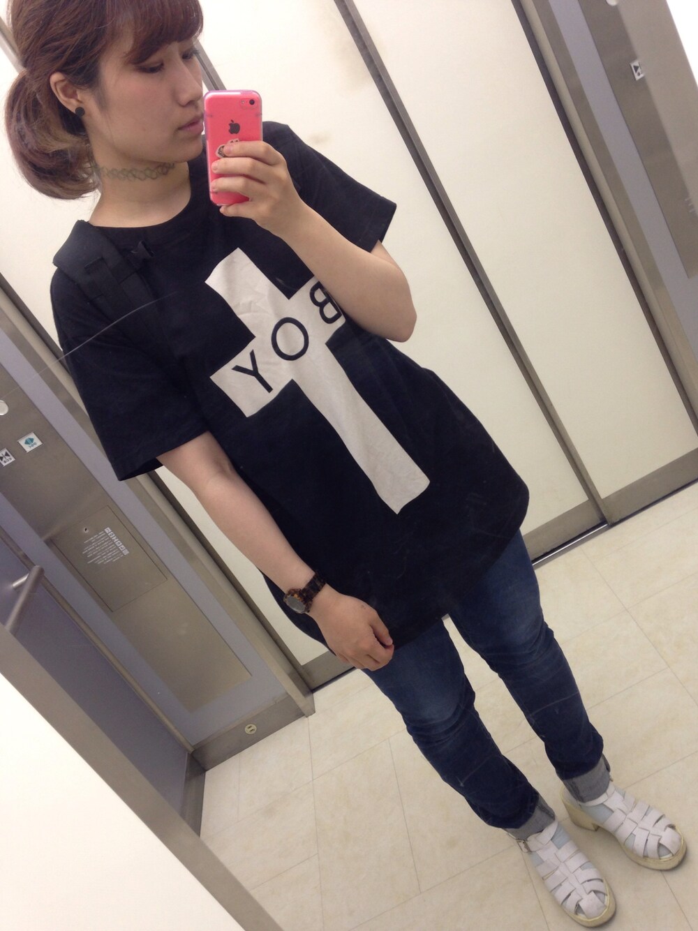 ブラック系のTシャツ/カットソー、ブラック系のその他パンツ、ホワイト系のサンダルを着用したレディースの夏コーディネートの1枚目の写真