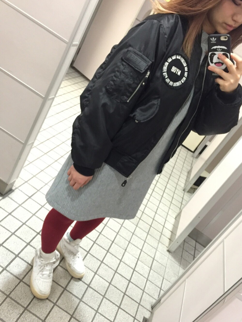 「MA-1、myob、シンプル、ワンピース、ワンピース×スニーカー、NIKE、NIKE AIR MAX、赤タイツ、迷い中、カジュアルコーデ」｜「MYOBのアイテム（ブルゾン、ブラック系）」を使った、m o e○▲□さん（レディース・161cm）の冬コーディネートの1枚目の写真