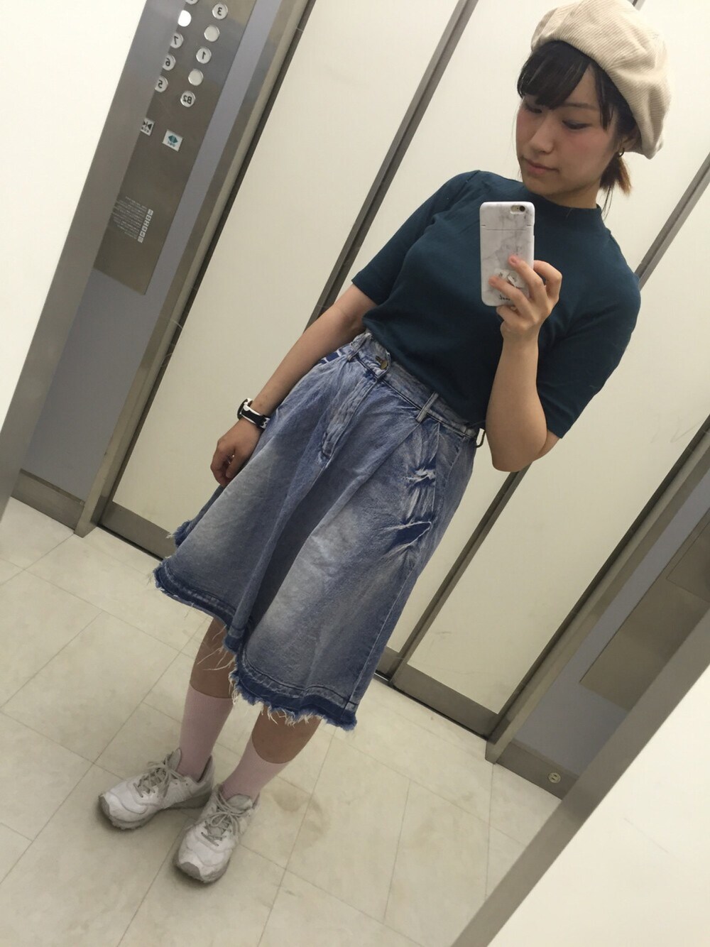 「ドラフトABC、スニーカー、ベレー帽、Another Edition、デニムスカート、mystic、スニーカー×靴下、UNIQLO、トップスイン、ガーリー」｜「Another Editionのコーデュロイベレー帽/AEBC Cord BRT（ハンチング/ベレー帽、ベージュ系）」を使った、m o e○▲□さん（レディース・161cm）の秋コーディネートの1枚目の写真