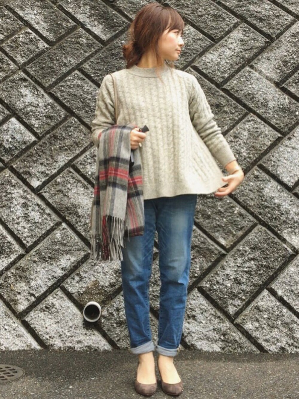 ブラウン系のパンプス、グレー系のニット/セーター、ベージュ系のショルダーバッグを着用したレディースの秋コーディネートの1枚目の写真