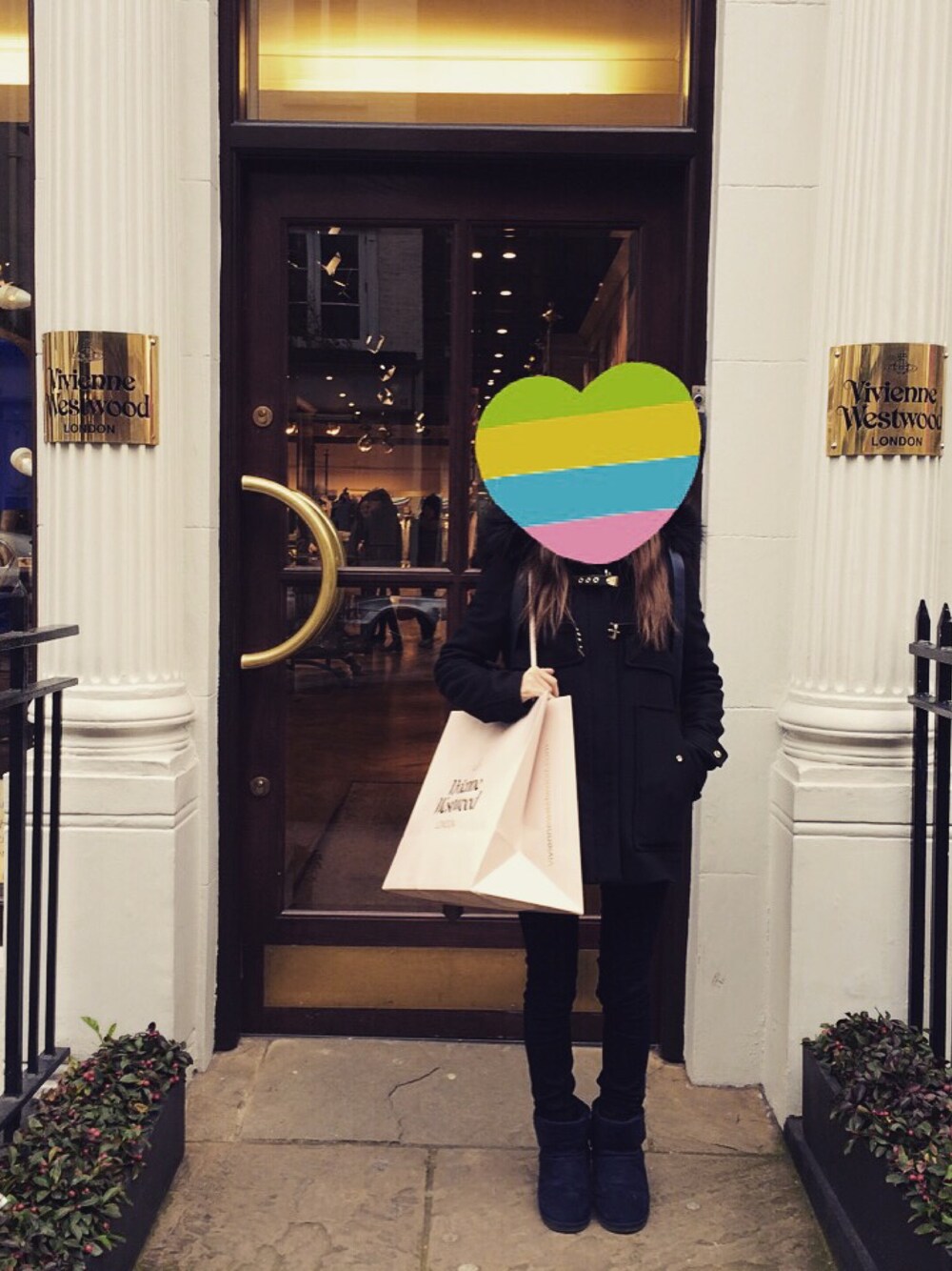 「LONDON、Vivienne Westwood」｜「ZARAのアイテム（ダッフルコート、ブラック系）」を使った、Shellyさん（レディース・156cm）の冬コーディネートの1枚目の写真