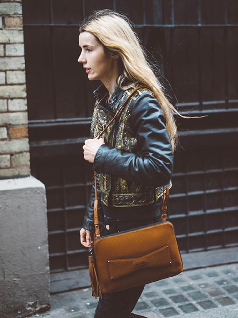 ブラウン系のショルダーバッグを着用したレディースの春コーディネートの1枚目の写真