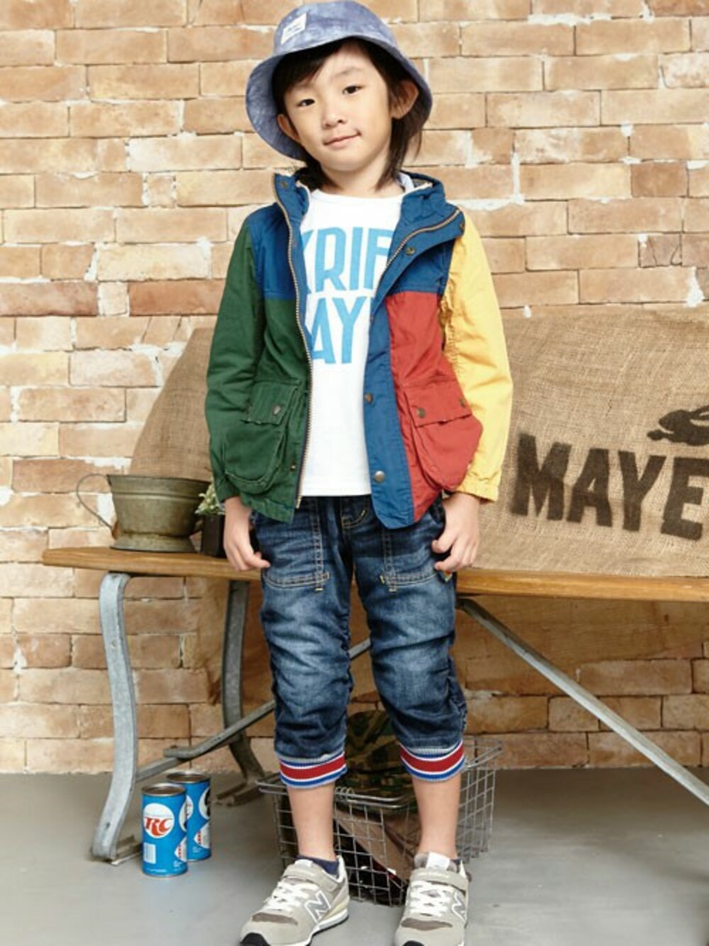 その他のマウンテンパーカー、ホワイト系のTシャツ/カットソー、ブルー系のその他パンツを着用したキッズの冬コーディネートの1枚目の写真