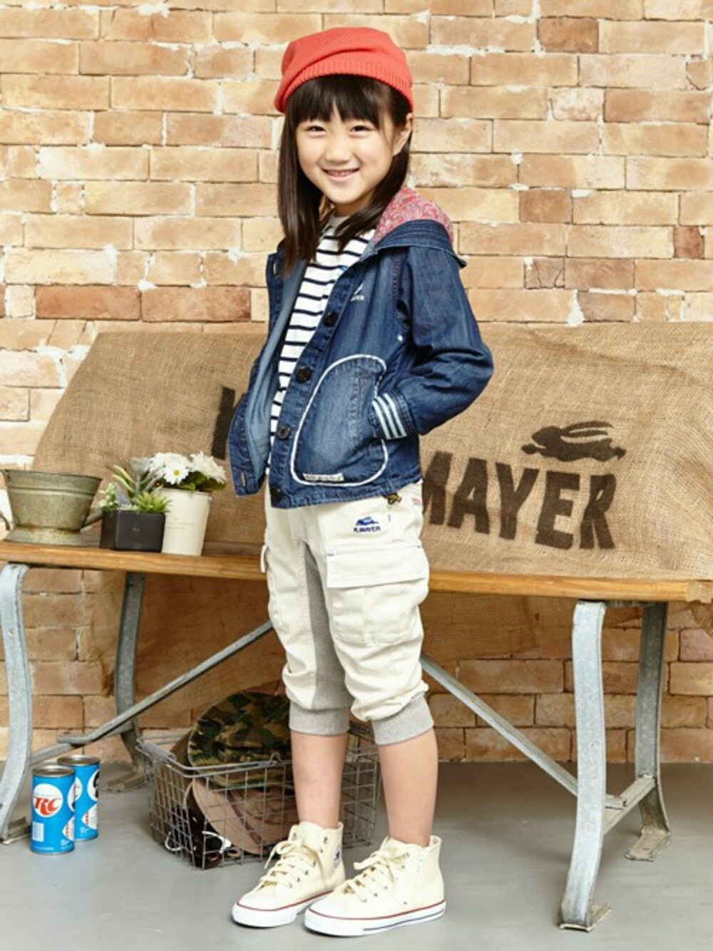 ブルー系のパーカー、その他のTシャツ/カットソー、ホワイト系のカーゴパンツを着用したキッズの春コーディネートの1枚目の写真