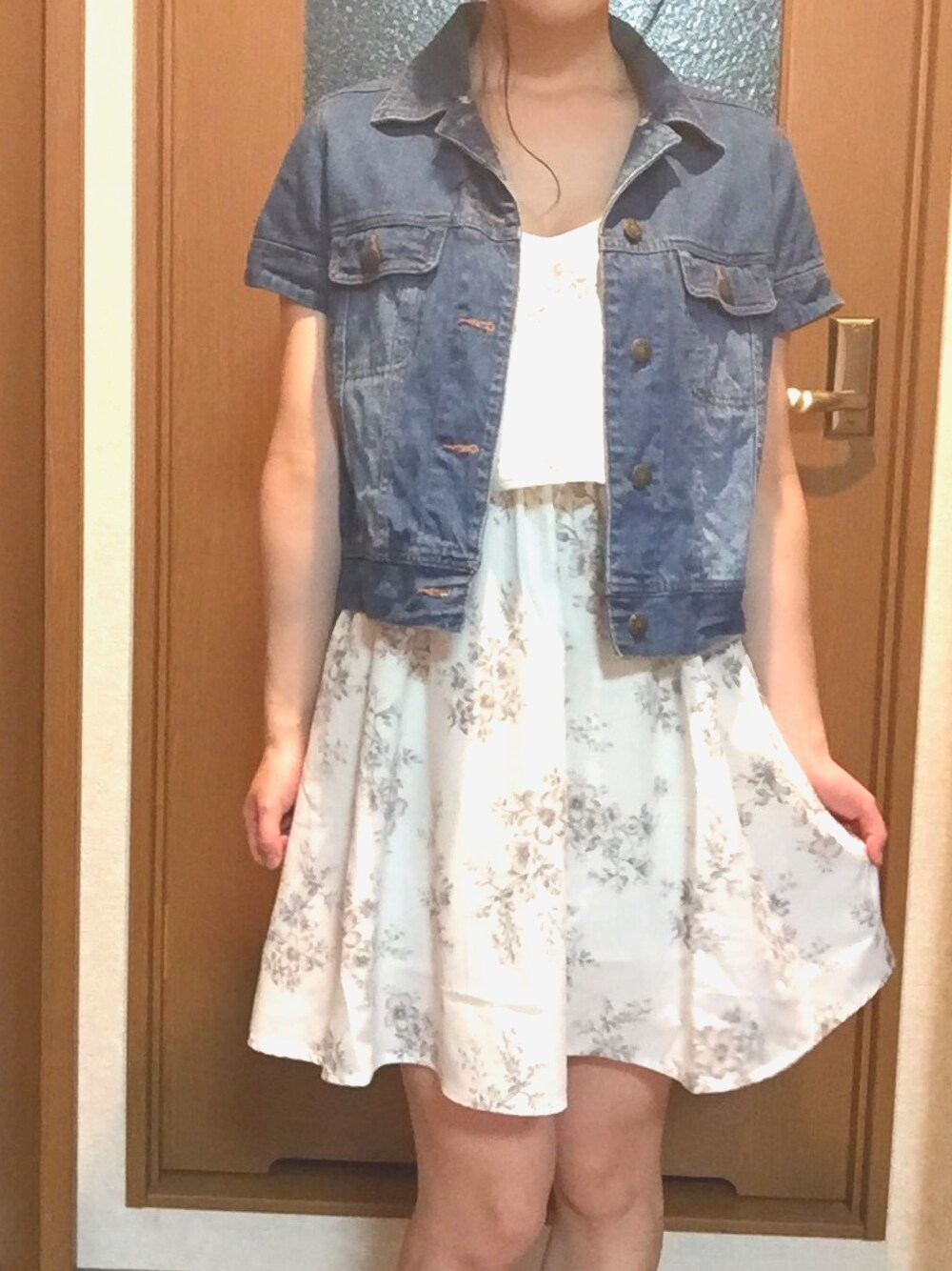 ホワイト系のワンピース、ブルー系のデニムジャケットを着用したレディースの夏コーディネートの1枚目の写真