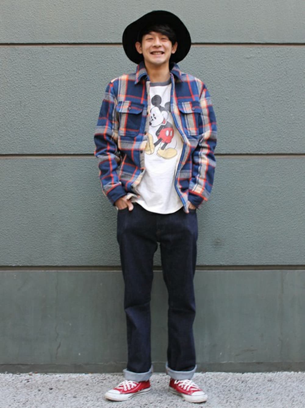 ホワイト系のTシャツ/カットソーを着用したメンズの冬コーディネートの1枚目の写真