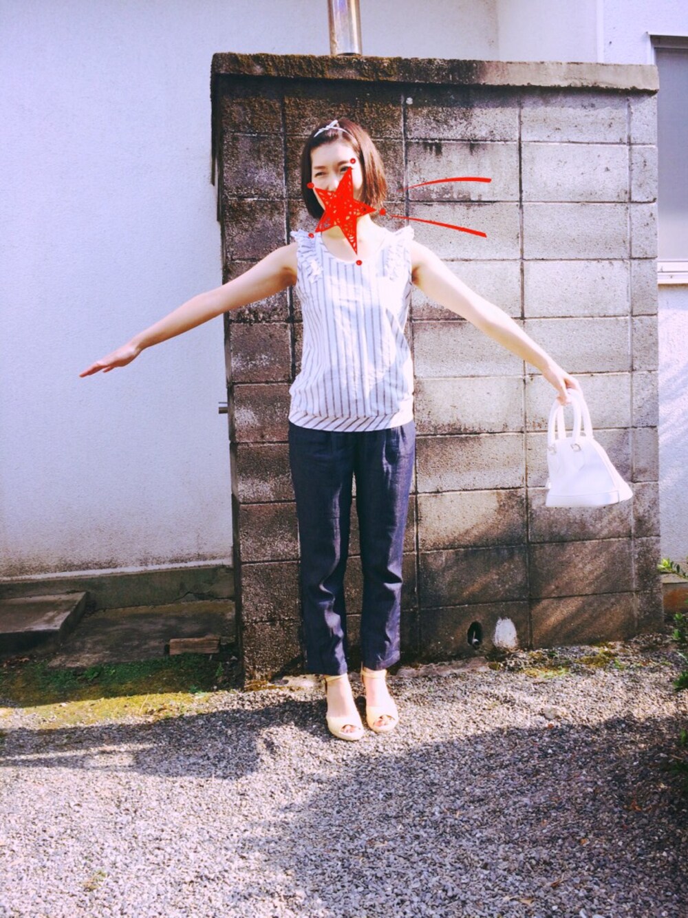 ホワイト系のTシャツ/カットソー、ホワイト系のバッグ、ブルー系のパンツを着用したレディースの夏コーディネートの1枚目の写真