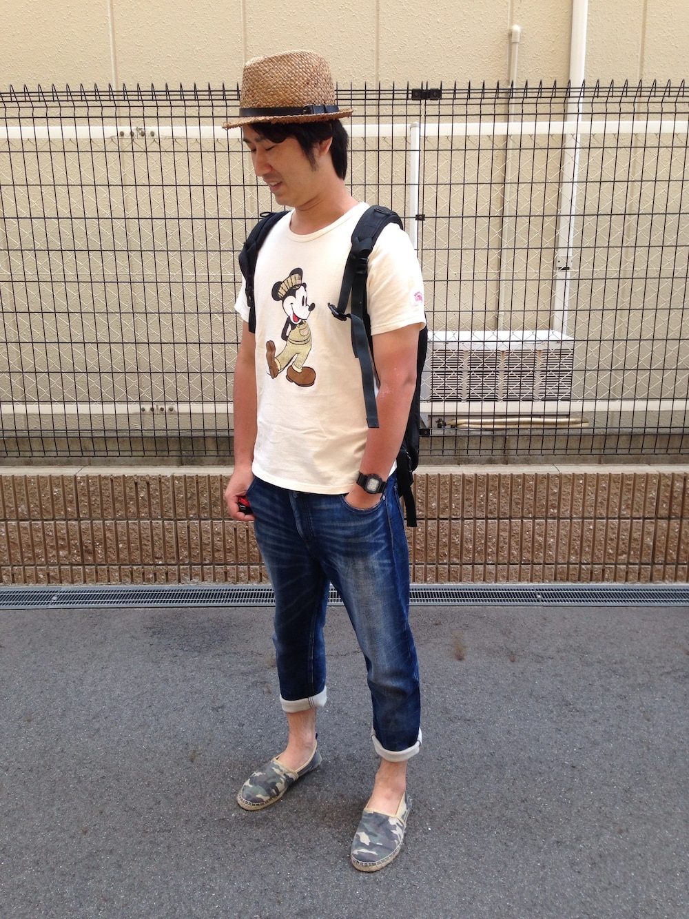 ブルー系のデニムパンツ、ブラウン系のハットを着用したメンズの夏コーディネートの1枚目の写真