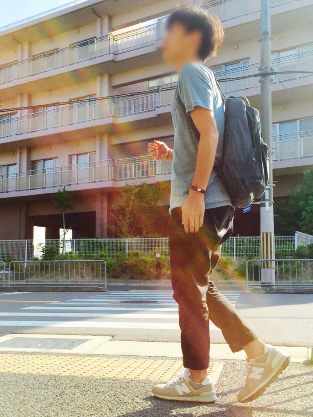 グリーン系のTシャツ/カットソー、ブラック系のその他パンツ、グレー系のスニーカーを着用したメンズの夏コーディネートの1枚目の写真