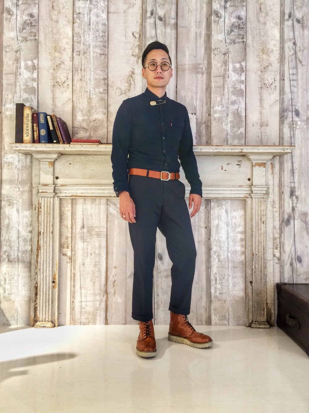 ブルー系のシャツ/ブラウス、ブルー系のスラックス、ブラウン系のブーツを着用したメンズの秋コーディネートの1枚目の写真