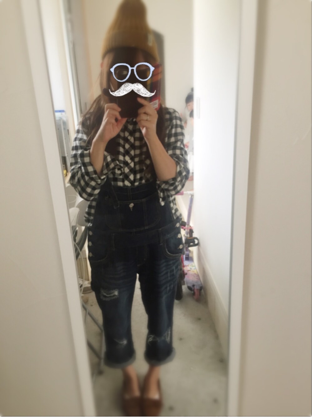 「ユニクロ、フランネルシャツ、チェックシャツ、サロペット、つなぎ、ニット帽、プチプラ、しまむら、ラフ、秋のコーデ」｜「しまむらのアイテム（サロペット/オーバーオール、ブルー系）」を使った、aimyさん（レディース・148cm）の秋コーディネートの1枚目の写真