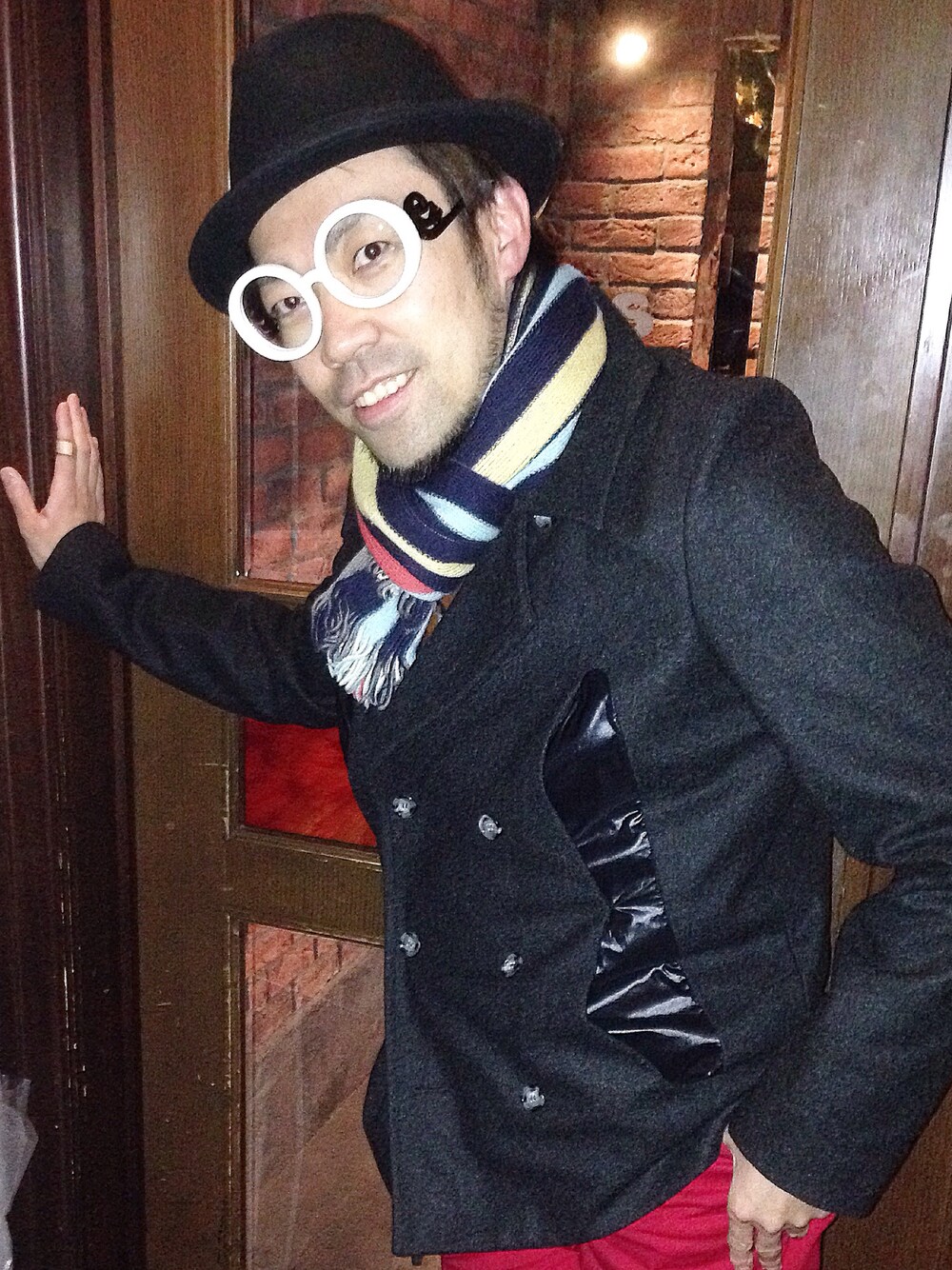 「リスメガネ#赤パンツ#クリスマス」｜「レッドストレッチデニム（デニムパンツ、レッド系）」を使った、大矢 祥央さん（メンズ・176cm）の冬コーディネートの1枚目の写真