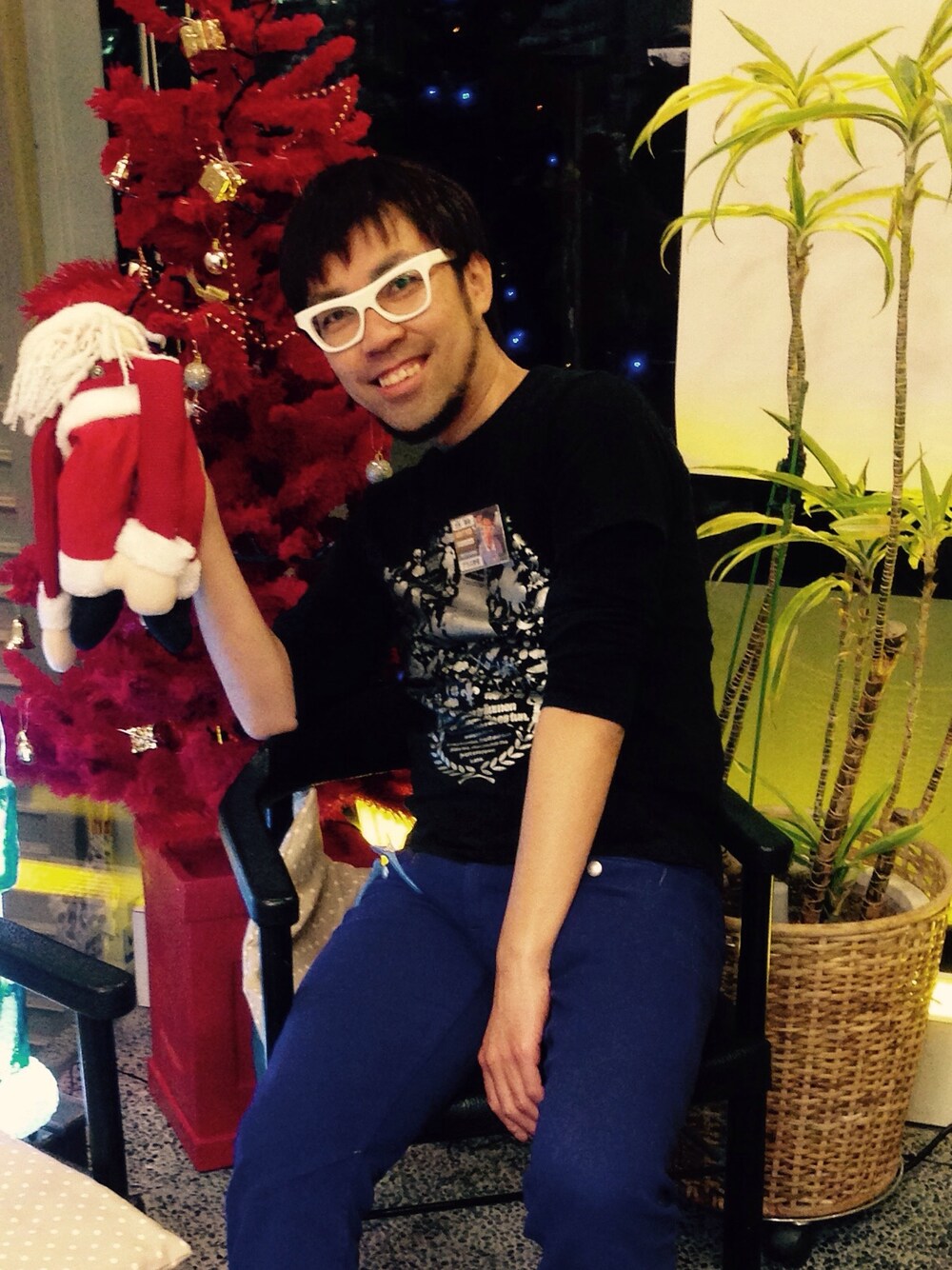 「AMON#クリスマス#豊明#JAPAN」｜「Kelenのストレッチブルーパンツ（その他パンツ、ブルー系）」を使った、大矢 祥央さん（メンズ・176cm）の冬コーディネートの1枚目の写真