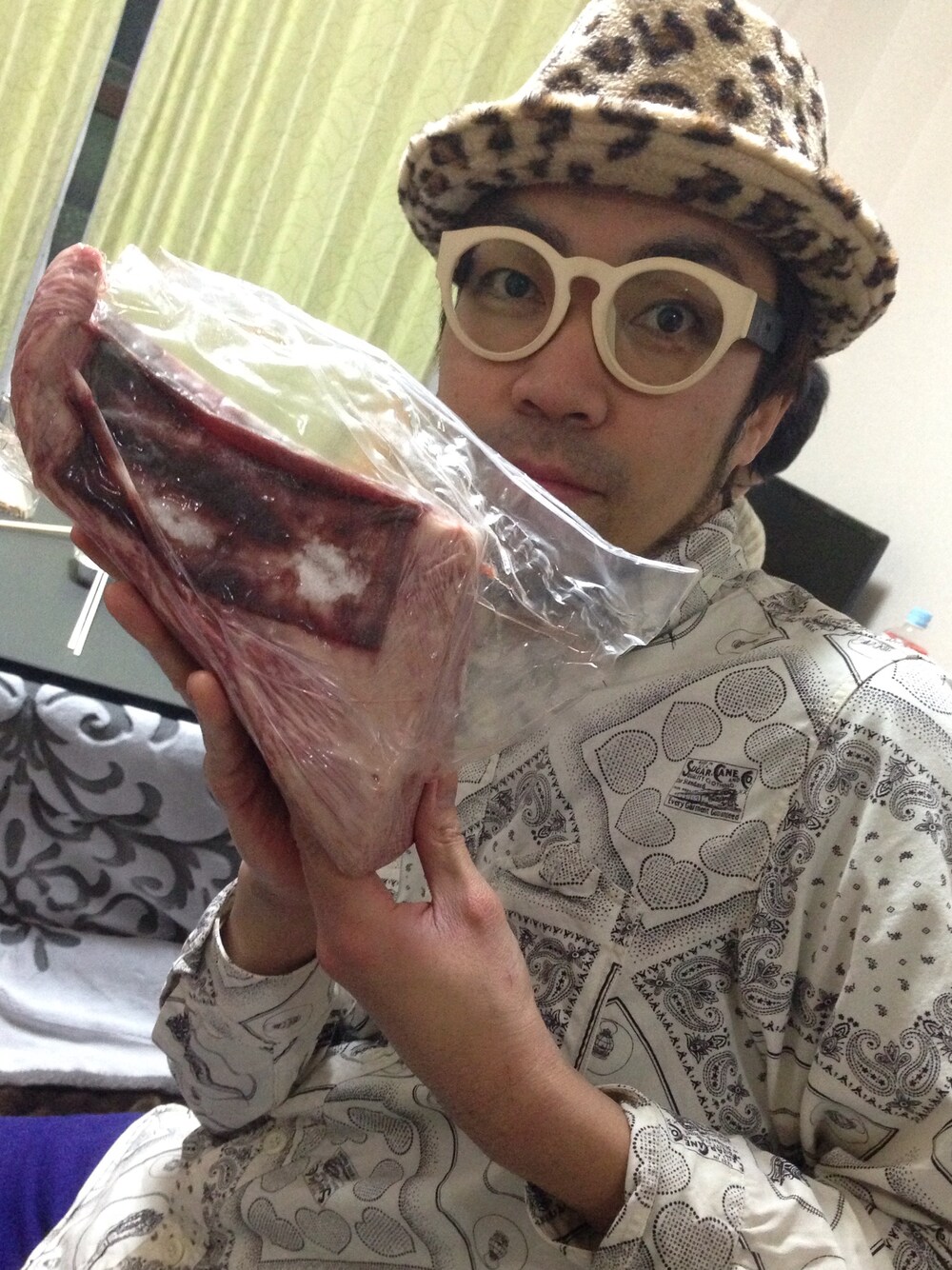 「豹柄、牛飼いのイチロー#尾崎牛#JAPAN」｜「SUGAR CANEのウエスタンシャツ！！ うちのスタッフたちの誕生日プレゼント！！w
大事なシャツです！！w
（シャツ/ブラウス、ベージュ系）」を使った、大矢 祥央さん（メンズ・176cm）の冬コーディネートの1枚目の写真
