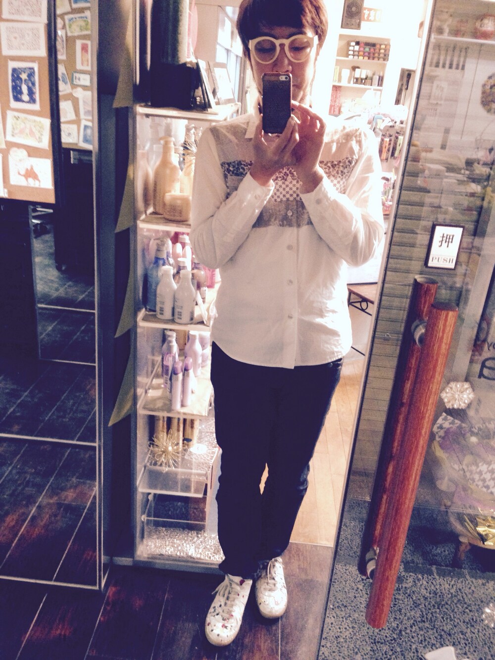 「AMON#豊明#JAPAN、ｋｅｌｅｎ、デニムパンツ、ホワイト」｜「Kelenのホワイトパッチワークシャツ（シャツ/ブラウス、ホワイト系）」を使った、大矢 祥央さん（メンズ・176cm）の冬コーディネートの1枚目の写真