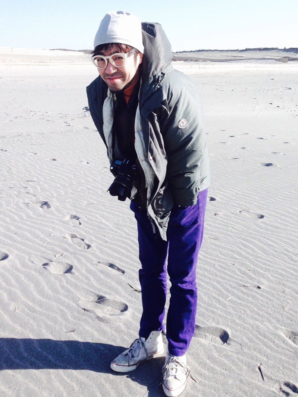 「中田島砂丘#海#sea#砂#寒い#ロケ下見#JAPAN」｜「MONCLERのアイテム（ダウンジャケット/コート、グレー系）」を使った、大矢 祥央さん（メンズ・176cm）の冬コーディネートの1枚目の写真
