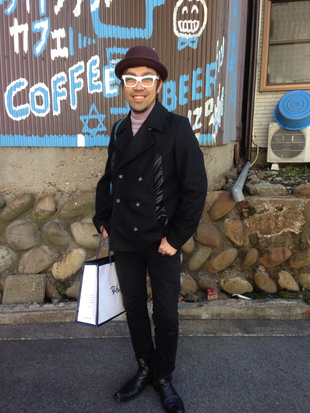 「AMON、以蔵、トライアングルカフェ、シロメガネ、ストローハット、ピーコート、ブラックデニム、名古屋」｜「Dead Tour Trudingのアイテム（ハット、グレー系）」を使った、大矢 祥央さん（メンズ・176cm）の冬コーディネートの1枚目の写真