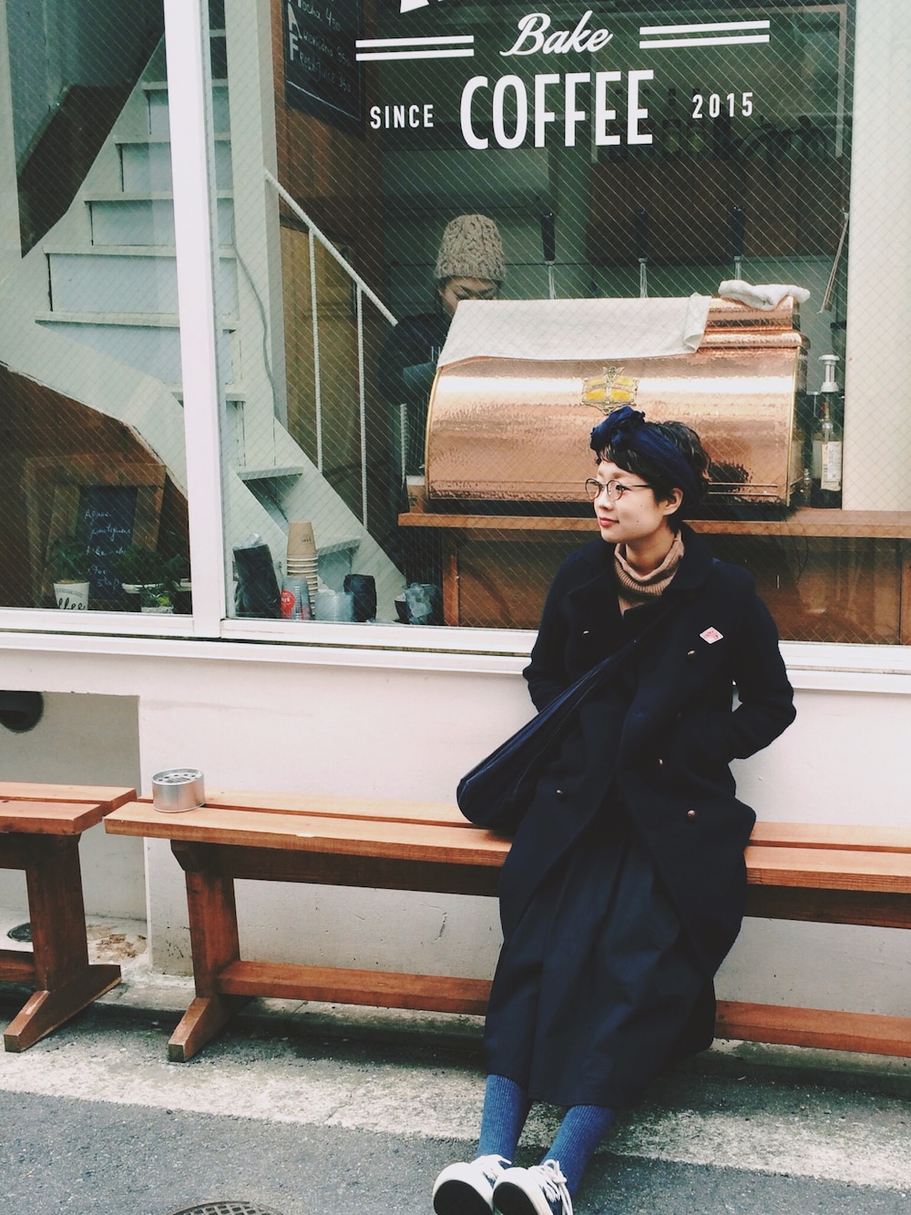 ベージュ系のニット/セーター、ブルー系のスカート、ブルー系のスニーカーを着用したレディースの冬コーディネートの1枚目の写真