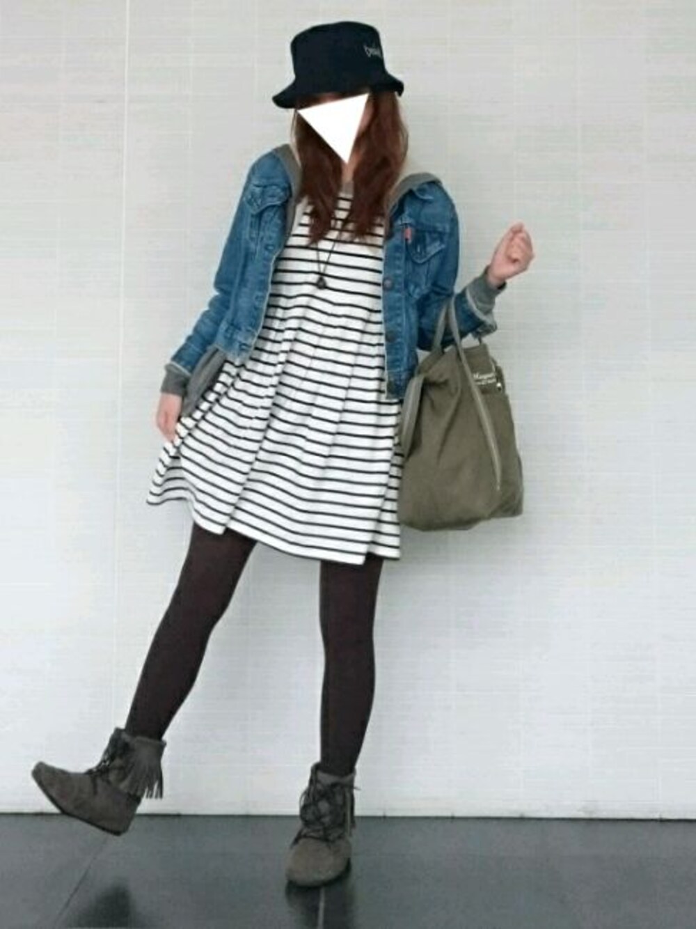 グレー系のブーツ、グリーン系のショルダーバッグ、ホワイト系のワンピースを着用したレディースの冬コーディネートの1枚目の写真