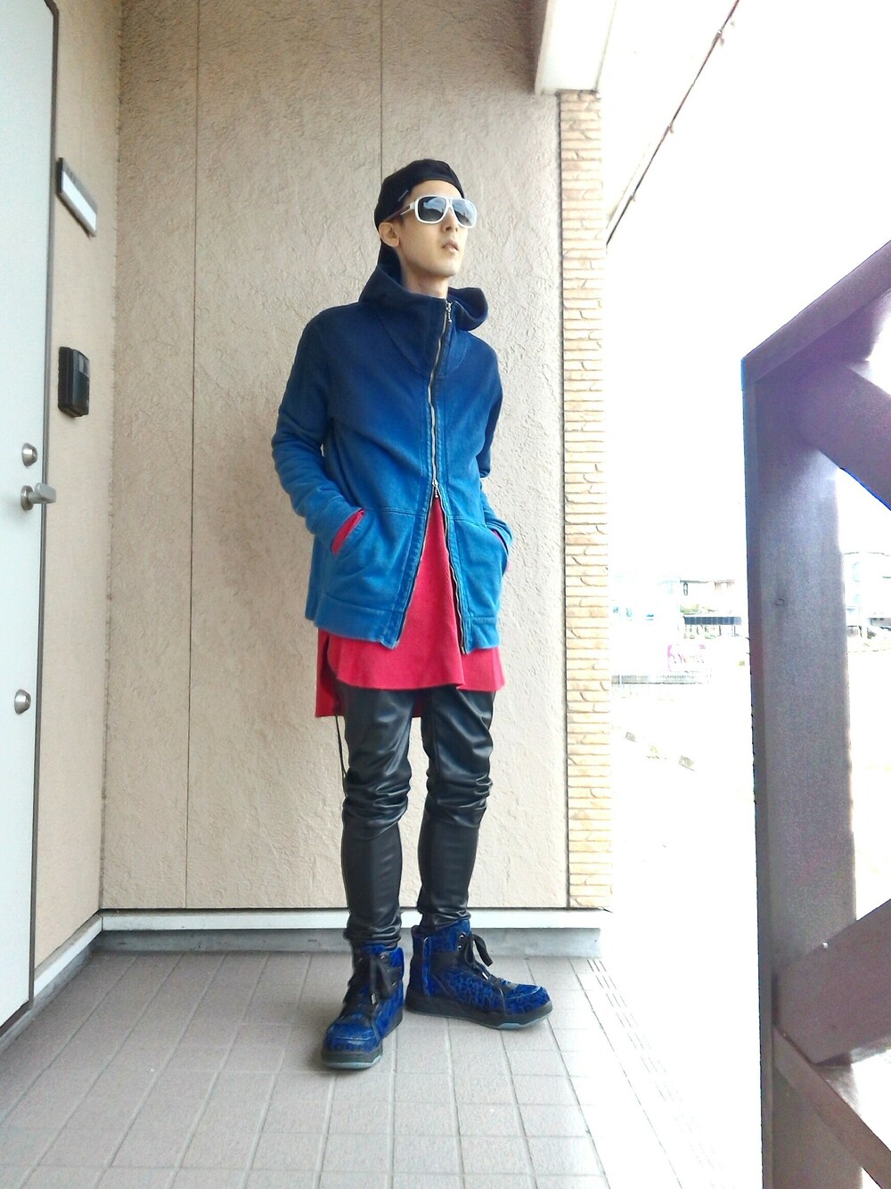 「MIDWEST、レイヤードスタイル、フェイクレザー、Danke schon、HUM&RAWER、パーカー、DIET BUTCHER SLIM SKIN、stampd'LA、ハイネック、グラデーション」｜「Stampd' LAのスナップバック（帽子、ブラック系）」を使った、RyoTさん（メンズ・173cm）の秋コーディネートの1枚目の写真