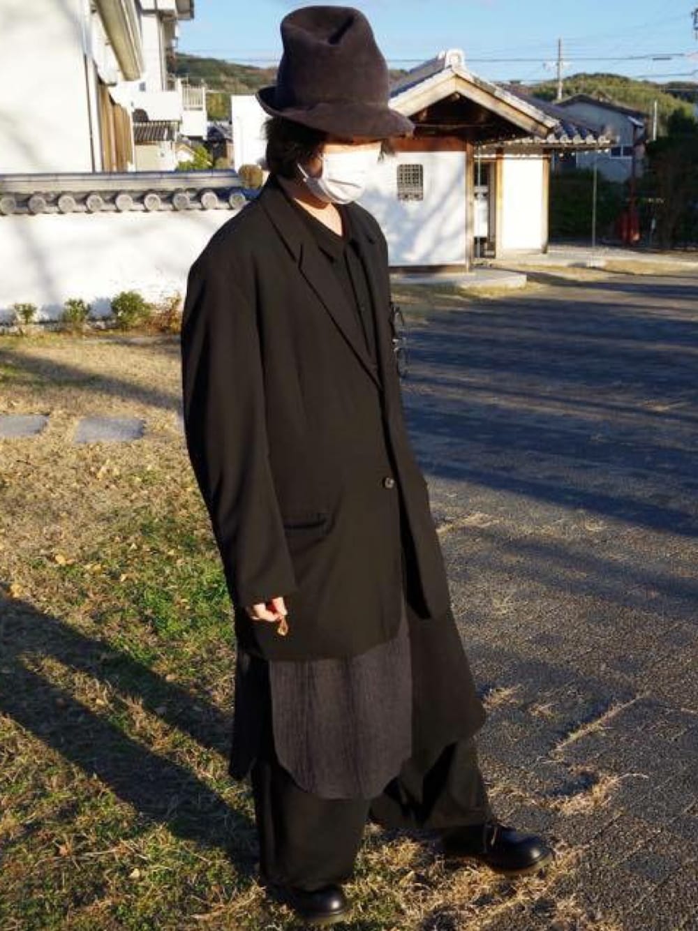 「yohjiyamamoto、ALLBLACK、black、モード、ロング丈」｜「Yohji Yamamoto POUR HOMMEのアイテム（ハット、ブラック系）」を使った、あおいさん（メンズ・172cm）の冬コーディネートの1枚目の写真