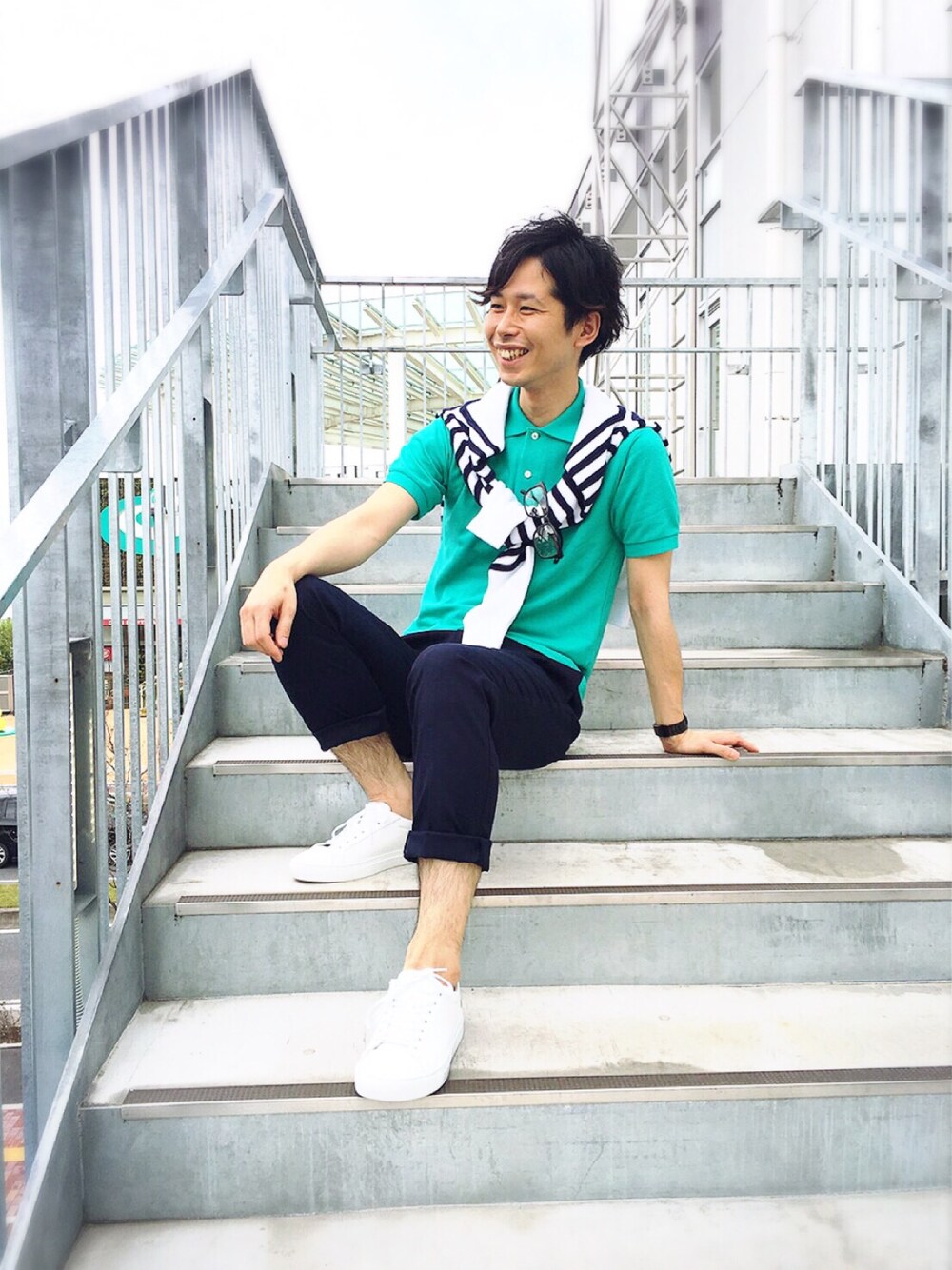 「スニーカー、カジュアル、シンプル、LACOSTE、ラフ、ポロシャツ、パンツスタイル、春、ラコステ、はるコーデ」｜「LACOSTE L!VEのクルーネック ジャガード セーター（ニット/セーター、ホワイト系）」を使った、TAKASHIさん（メンズ・176cm）の春コーディネートの1枚目の写真