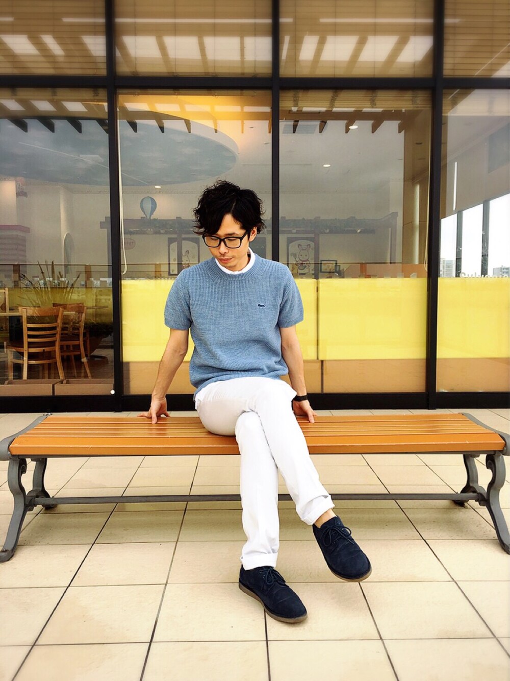「カジュアル、重ね着、めがね、LACOSTE、白、ポロシャツ、シンプルコーデ、ラコステ、春コーデ、サマーニット」｜「LACOSTEのインディゴ風合セーター （半袖）（ニット/セーター、ブルー系）」を使った、TAKASHIさん（メンズ・176cm）の春コーディネートの1枚目の写真