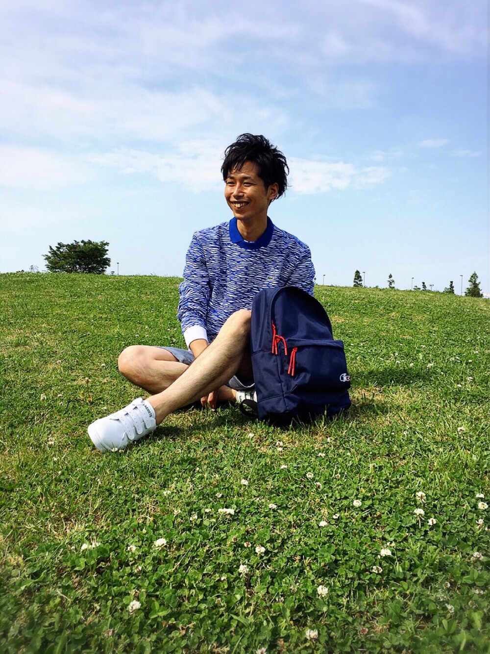 「スニーカー、シンプル、夏、LACOSTE、白、ラフ、シンプルコーデ、ラコステ、短パン、LACOSTEL!VE」｜「LACOSTE L!VEのWAVEプリントスウェットシャツ（スウェット、ブルー系）」を使った、TAKASHIさん（メンズ・176cm）の春コーディネートの1枚目の写真