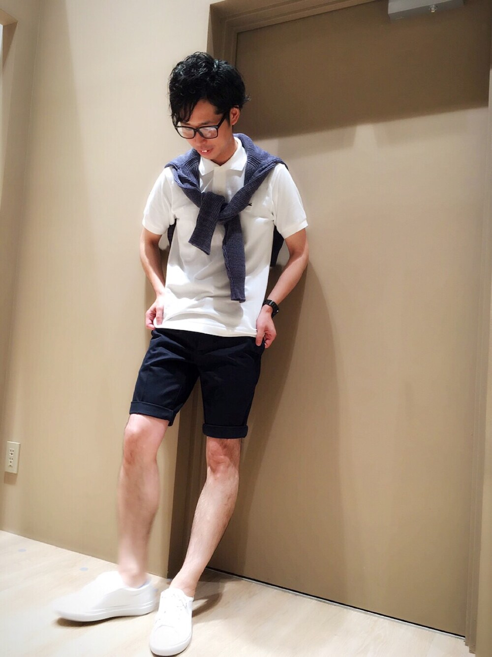「カジュアル、シンプル、夏、LACOSTE、スニーカーコーデ、street、ショーツ、ポロシャツ、ラコステ、カジュアルコーデ」｜「LACOSTEのインディゴ風合セーター（ニット/セーター、ブルー系）」を使った、TAKASHIさん（メンズ・176cm）の夏コーディネートの1枚目の写真