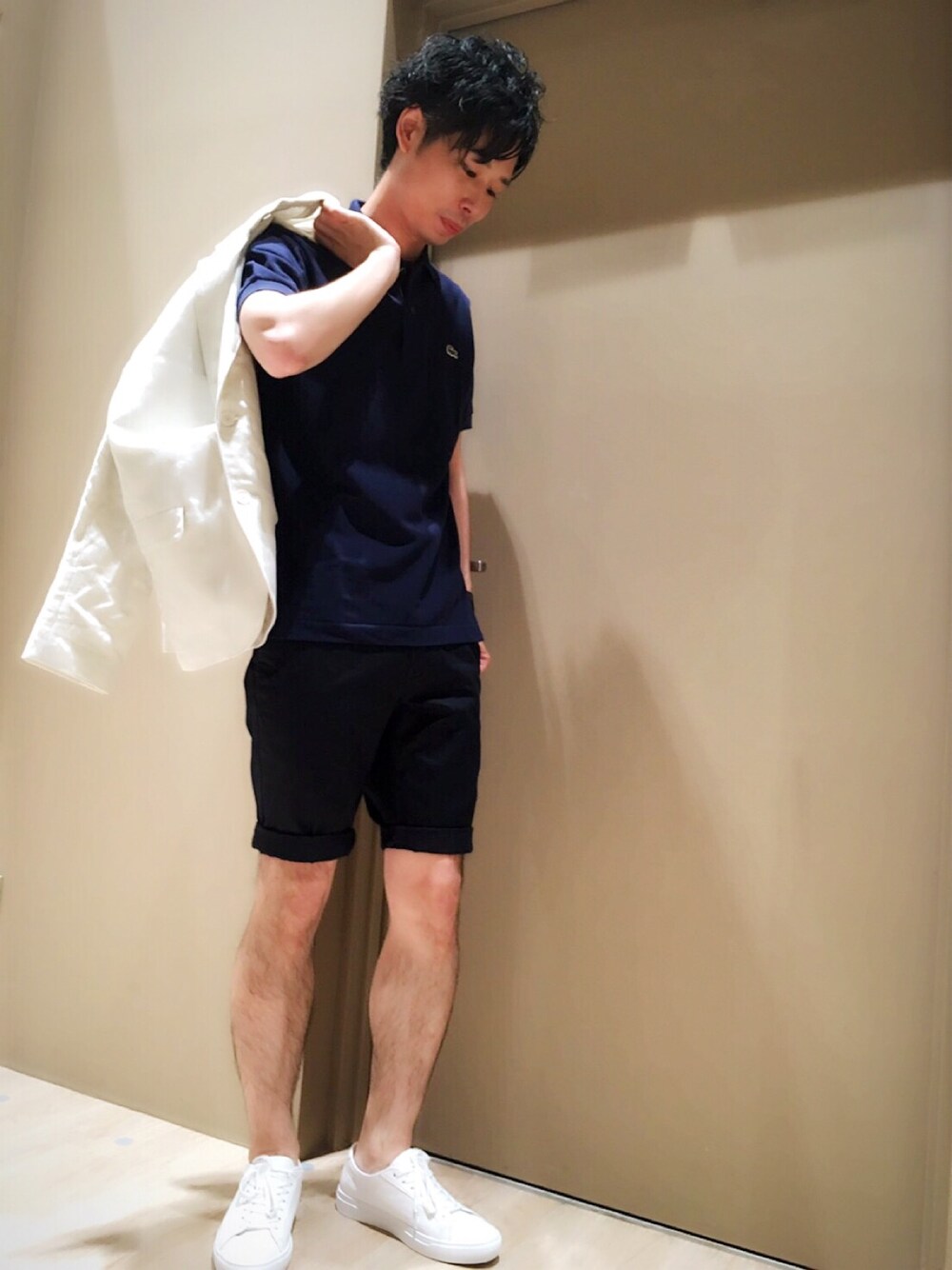 「スニーカー、カジュアル、シンプル、夏、LACOSTE、street、ショーツ、ポロシャツ、ラコステ、カジュアルコーデ」｜「LACOSTEのリネンコットン ジャケット（テーラードジャケット、ホワイト系）」を使った、TAKASHIさん（メンズ・176cm）の夏コーディネートの1枚目の写真