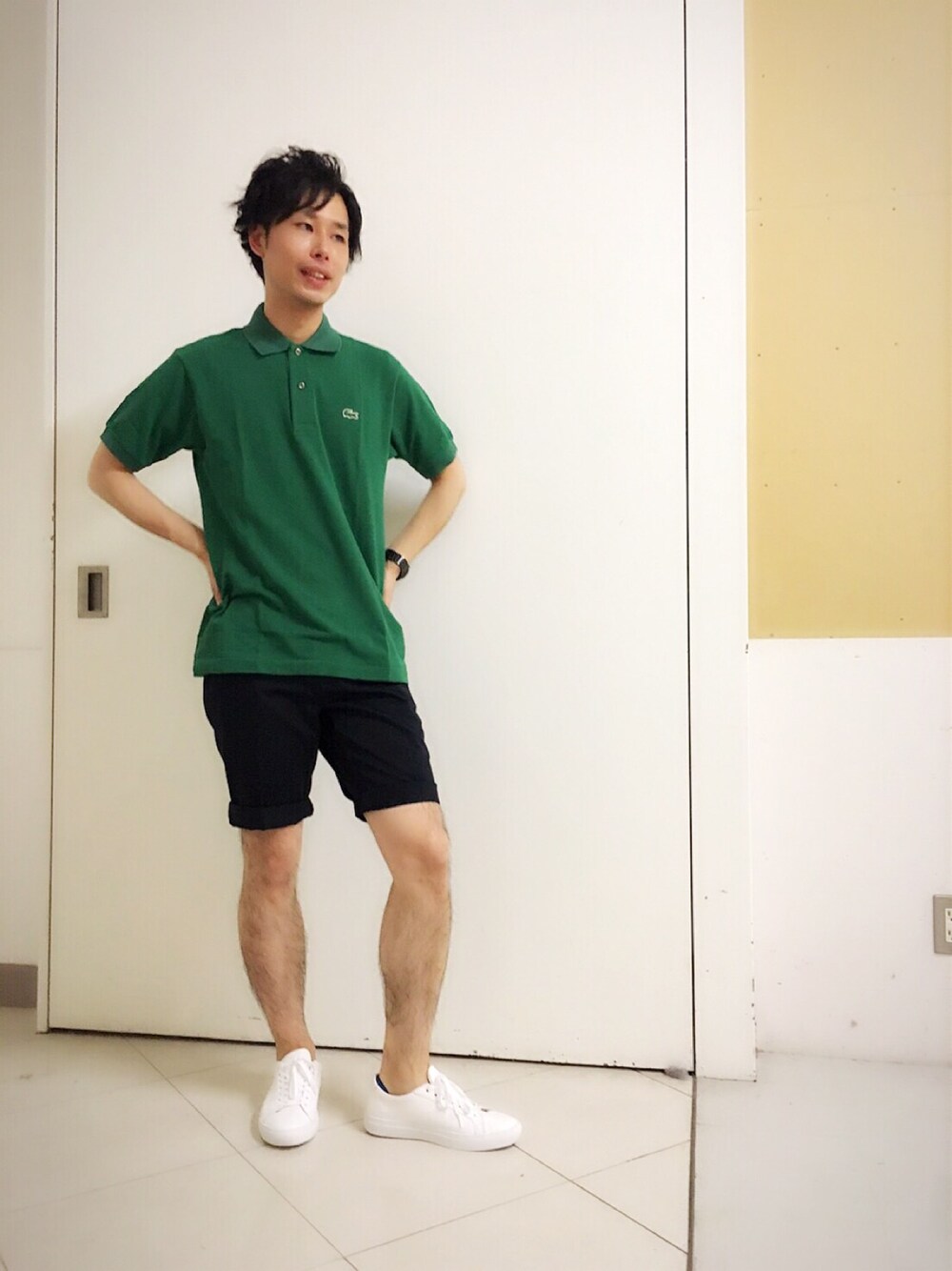 「スニーカー、カジュアル、シンプル、夏、LACOSTE、street、ショーツ、ポロシャツ、ラコステ、カジュアルコーデ」｜「LACOSTEの『Ｌ.12.12』定番半袖ポロシャツ（ポロシャツ、グリーン系）」を使った、TAKASHIさん（メンズ・176cm）の夏コーディネートの1枚目の写真