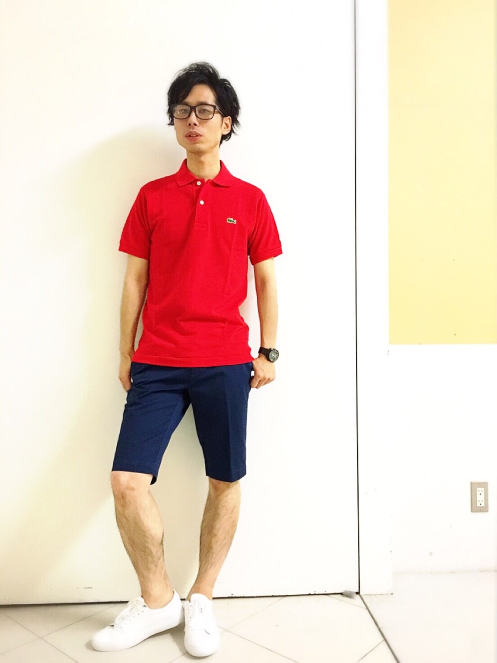 「スニーカー、カジュアル、シンプル、夏、LACOSTE、street、ショーツ、ポロシャツ、ラコステ、カジュアルコーデ」｜「LACOSTEの『Ｌ.12.12』定番半袖ポロシャツ（ポロシャツ、レッド系）」を使った、TAKASHIさん（メンズ・176cm）の夏コーディネートの1枚目の写真