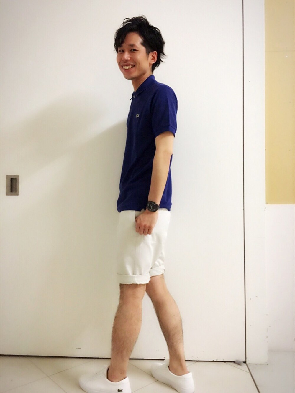 「スニーカー、カジュアル、シンプル、夏、LACOSTE、street、ショーツ、ポロシャツ、ラコステ、カジュアルコーデ」｜「LACOSTEのアイテム（その他パンツ、ベージュ系）」を使った、TAKASHIさん（メンズ・176cm）の夏コーディネートの1枚目の写真