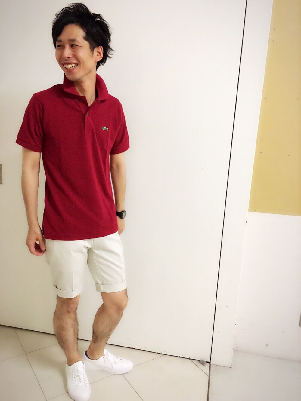 「スニーカー、カジュアル、シンプル、夏、LACOSTE、street、ショーツ、ポロシャツ、ラコステ、カジュアルコーデ」｜「LACOSTEの『Ｌ.12.12』定番半袖ポロシャツ（ポロシャツ、レッド系）」を使った、TAKASHIさん（メンズ・176cm）の夏コーディネートの1枚目の写真