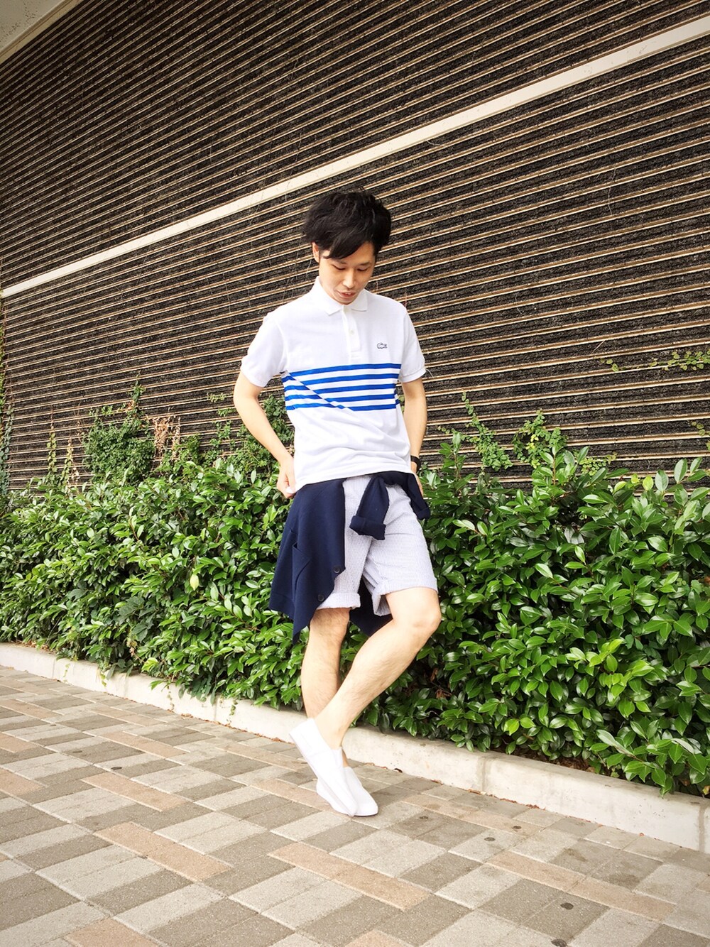 「スニーカー、カジュアル、ホワイト、夏、LACOSTE、大人カジュアル、ラフ、ポロシャツ、ラコステ、EDIFICE」｜「LACOSTEの◇LACOSTE（ラコステ）別注ボーダーポロ（ポロシャツ、ホワイト系）」を使った、TAKASHIさん（メンズ・176cm）の夏コーディネートの1枚目の写真