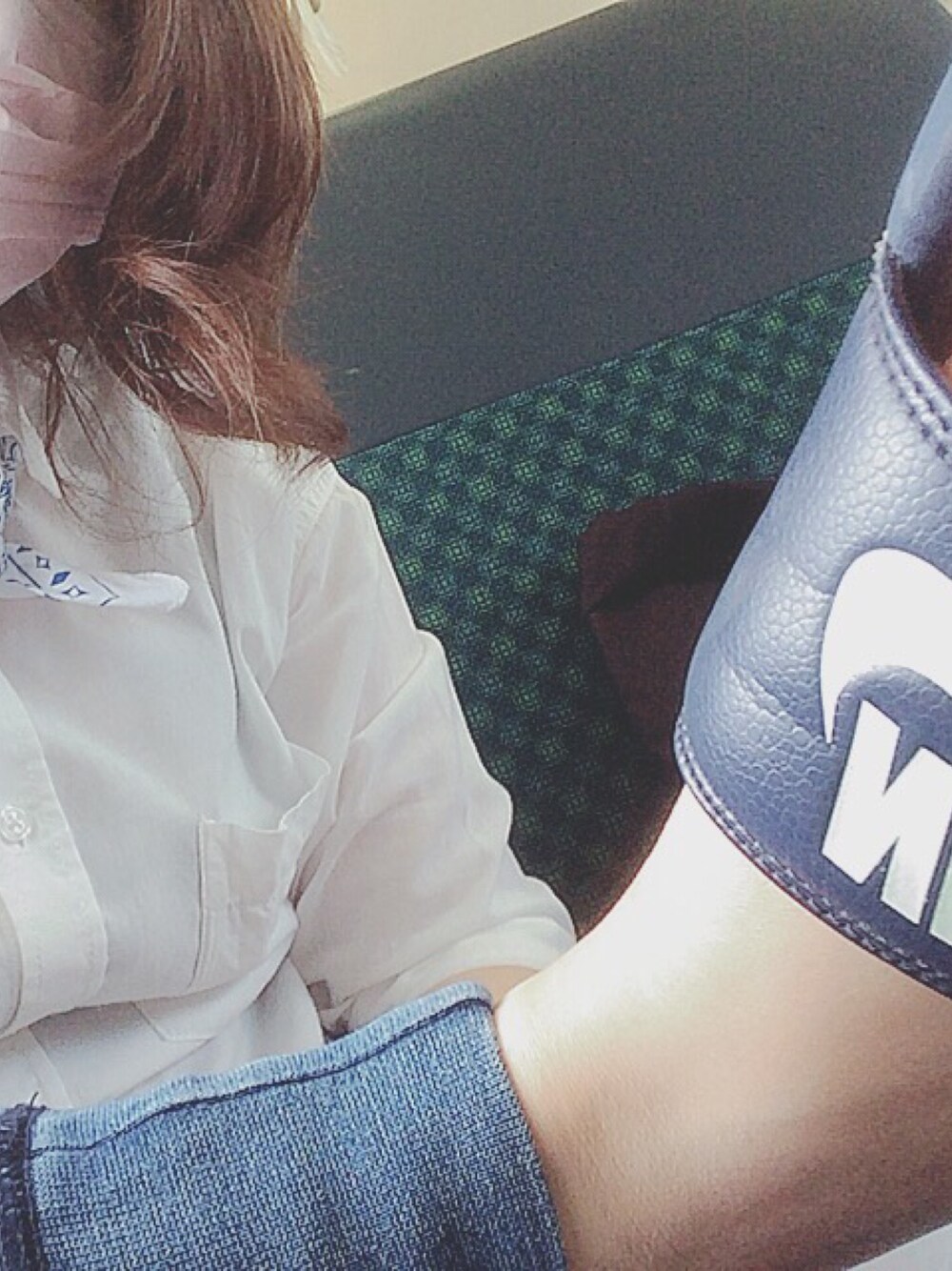 ホワイト系のシャツ/ブラウス、ブルー系のパンツ、ブルー系のサンダルを着用したレディースの夏コーディネートの1枚目の写真