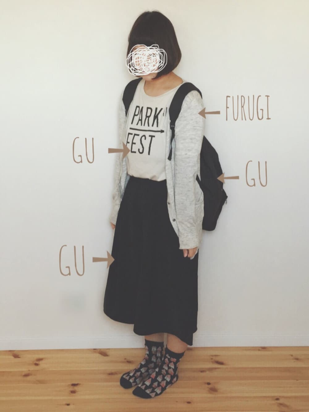 ブラック系のその他パンツ、ホワイト系のTシャツ/カットソーを着用したレディースの春コーディネートの1枚目の写真